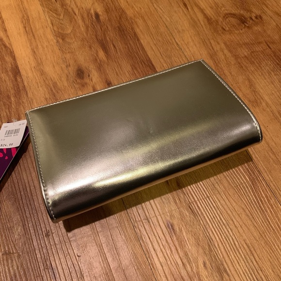 🔥MOVING SALE🔥 NWT silver clutch with chain - Picture 2 of 4